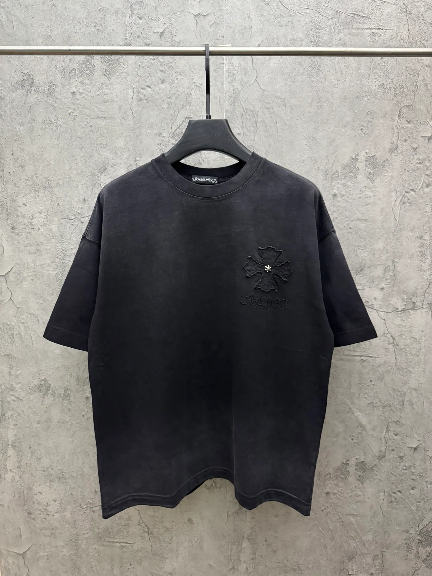 P230 top version, real shot without P, ​​different from market currency) 𝗖𝗵𝗿𝗼𝗺𝗲 𝗛𝗲𝗮𝗿𝘁𝘀/Croxin 2026 spring new original single counter American washed patch embroidered couple short sleeves 👑The highest version! Customized fabric 320 grams, washed and fried, spray horse slip craft, best-selling model at the counter, very comfortable to wear. Accessories: original molded and authenticated collar label ➕ 100% silk wash label. Genuine purchase-grade original hangtag➕matching hanging rope➕3D hanging beads➕original packaging bag. Craftsmanship: The original version has consistent wiring! The highest version of the armhole matching technique! Color: Burgundy Black Size: S M L XL Style No.: 6607